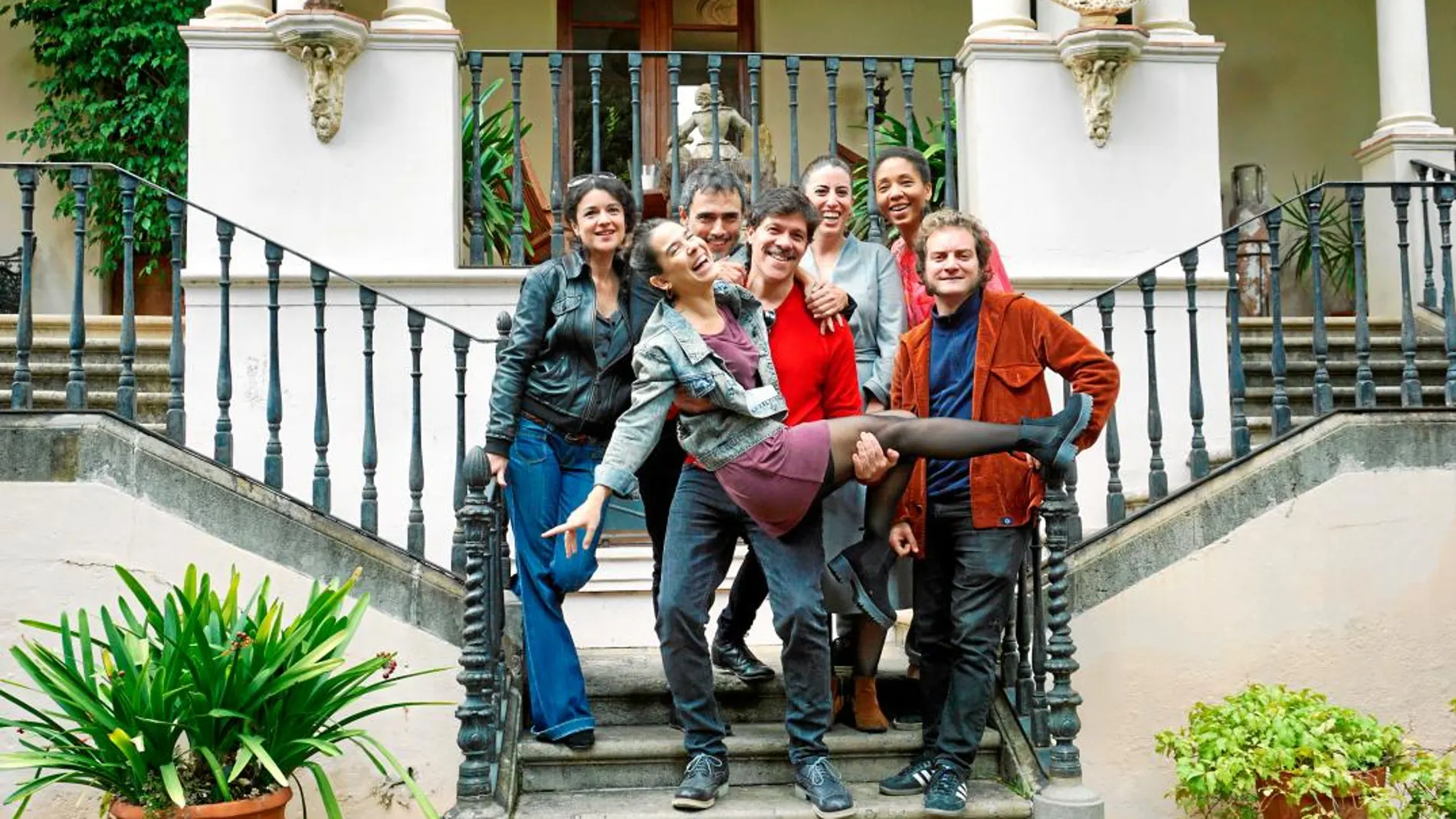 La compañía, con Julio Manrique en medio, en la Casa Rocamora que ha servido de imagen promocional de la obra
