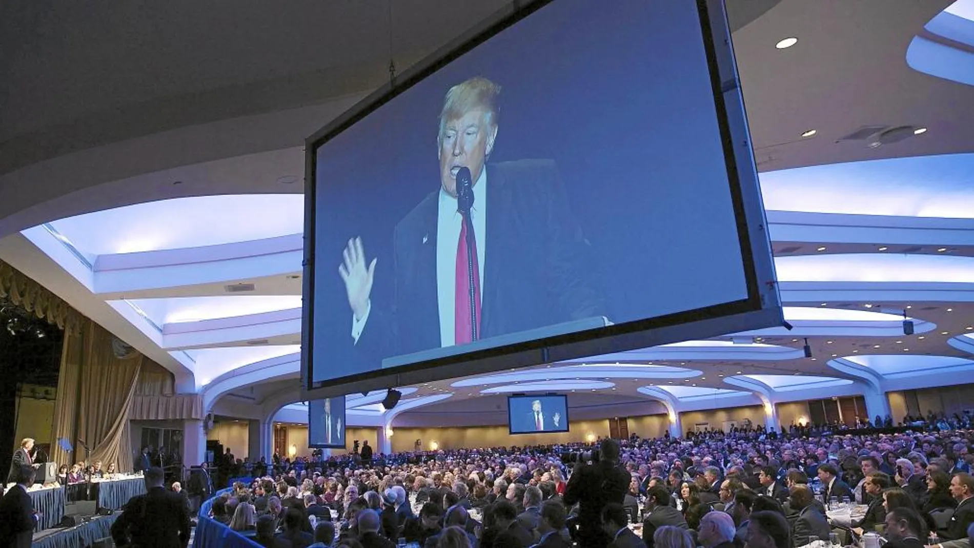 Donald Trump ayer en un momento de su discurso durante el Desayuno Nacional de Oración, en Washington
