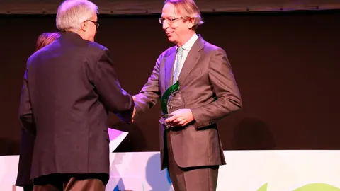 José Antonio Vera, director de Publicaciones de LA RAZÓN, recogió el galardón de la Fundación DomusVi.
