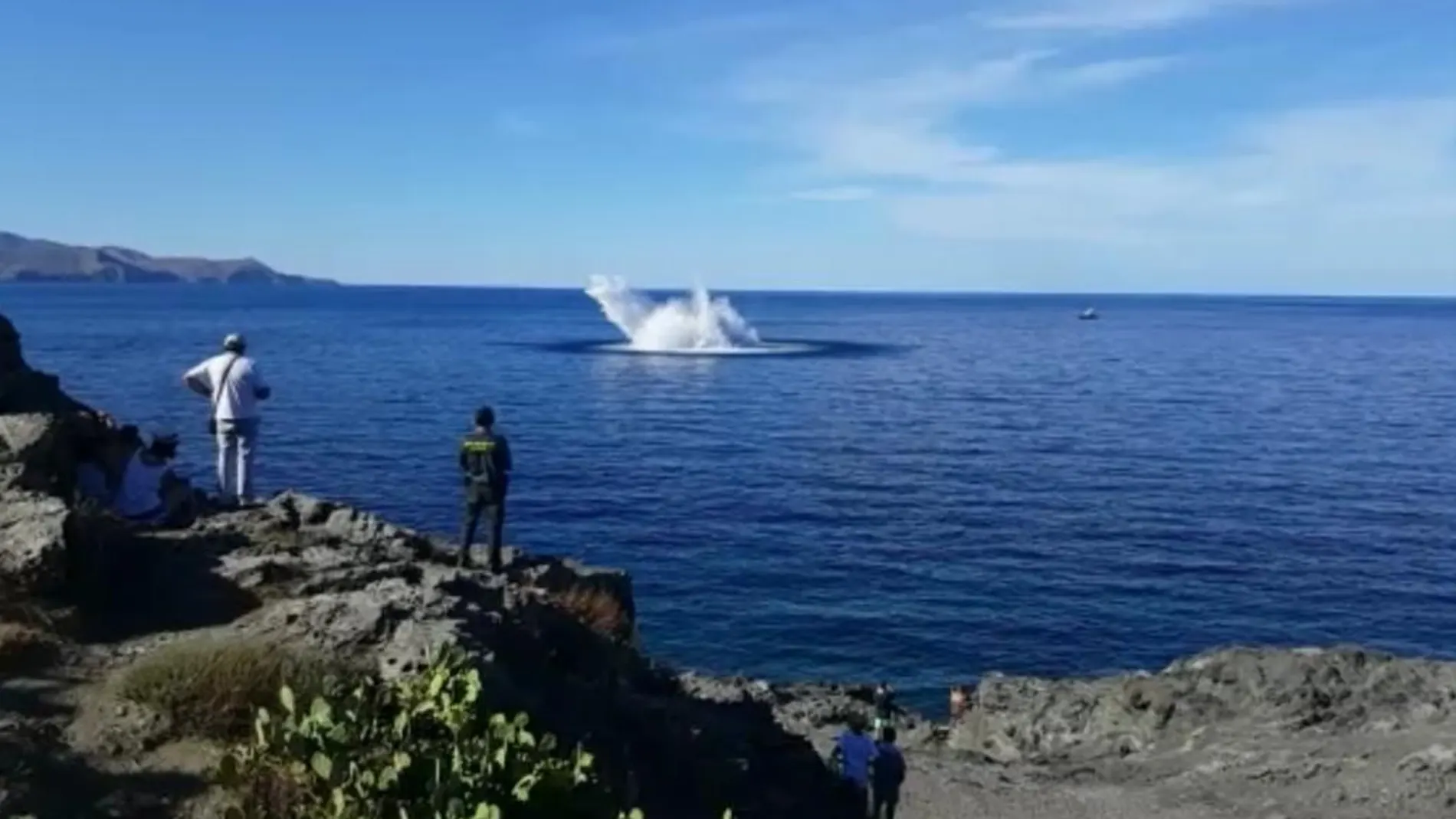 Imagen de una de las detonaciones subida a su cuenta de Twitter por el alcalde de El Port de la Selva, Josep Maria Cervera