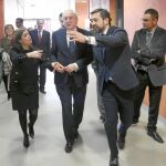 Sáenz de Santamaría conversa con Antonio Miguel Méndez Pozo y Eduardo Álvarez, en presencia de Luis M. Torres, Ignacio Fernández y Salgueiro