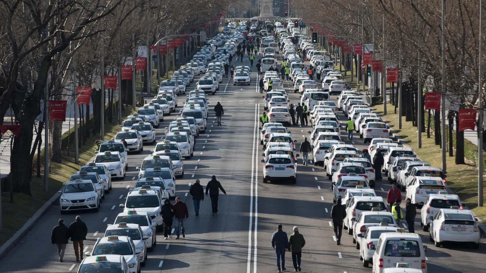 Taxistas concentrados en el paseo de la Castellana el pasado enero durante la huelga del sector
