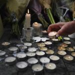 Vista de las flores y las velas durante en una manifestación en solidaridad con las víctimas del ataque que dejó el sábado siete muertos y 48 heridos en el Puente de Londres