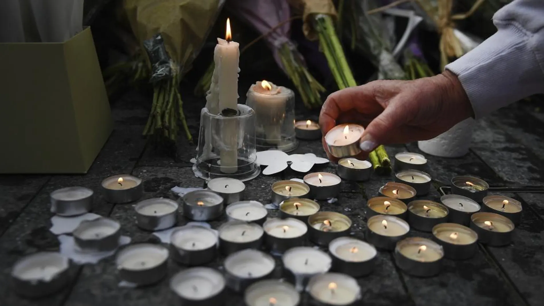 Vista de las flores y las velas durante en una manifestación en solidaridad con las víctimas del ataque que dejó el sábado siete muertos y 48 heridos en el Puente de Londres