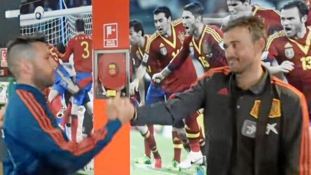 Jordi Alba y Luis Enrique se saludaron y se abrazaron como dos viejos conocidos. El reencuentro en Las Rozas fue cordial. Foto: Sefutbol.com