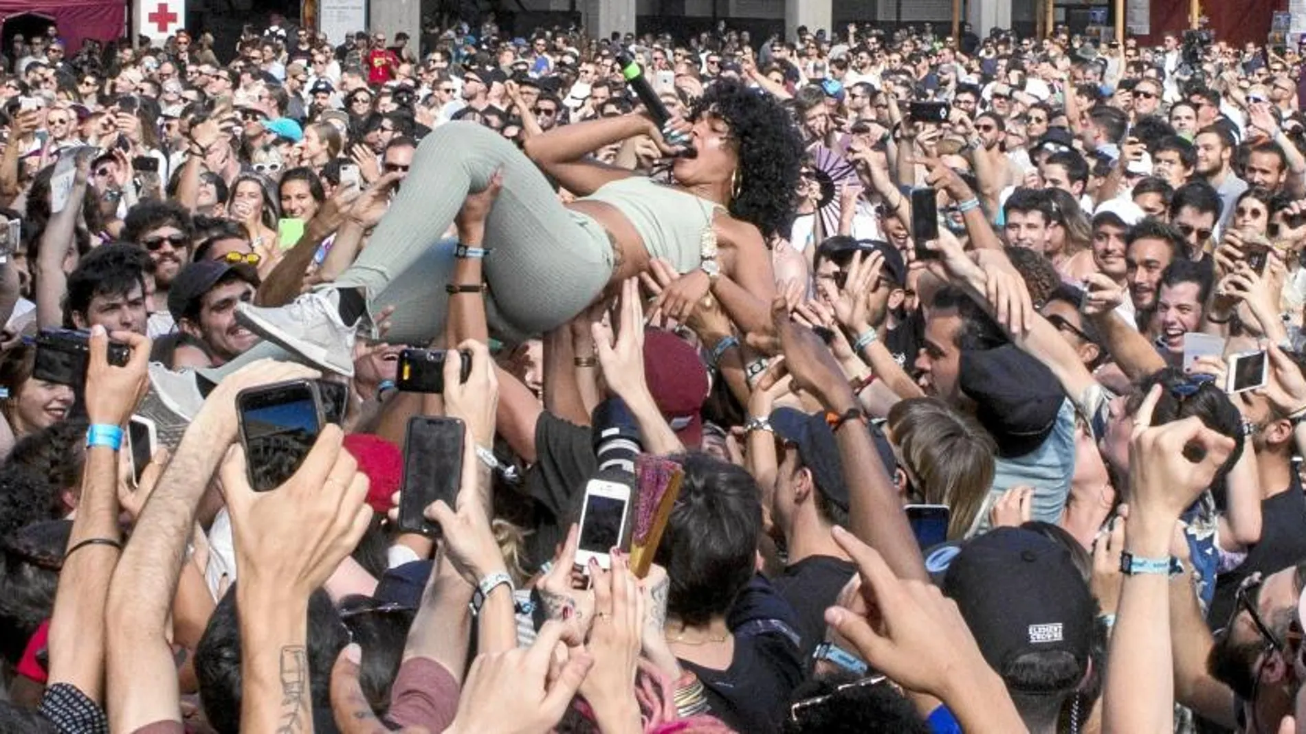 La artista Destiny Frasqueri, parte del dúo musical Princess Nokia, durante su actuación ayer en la primera jornada del Festival Sónar 2017