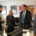 El alcalde, Carlos García Carbayo, visita la sede de Cruz Roja