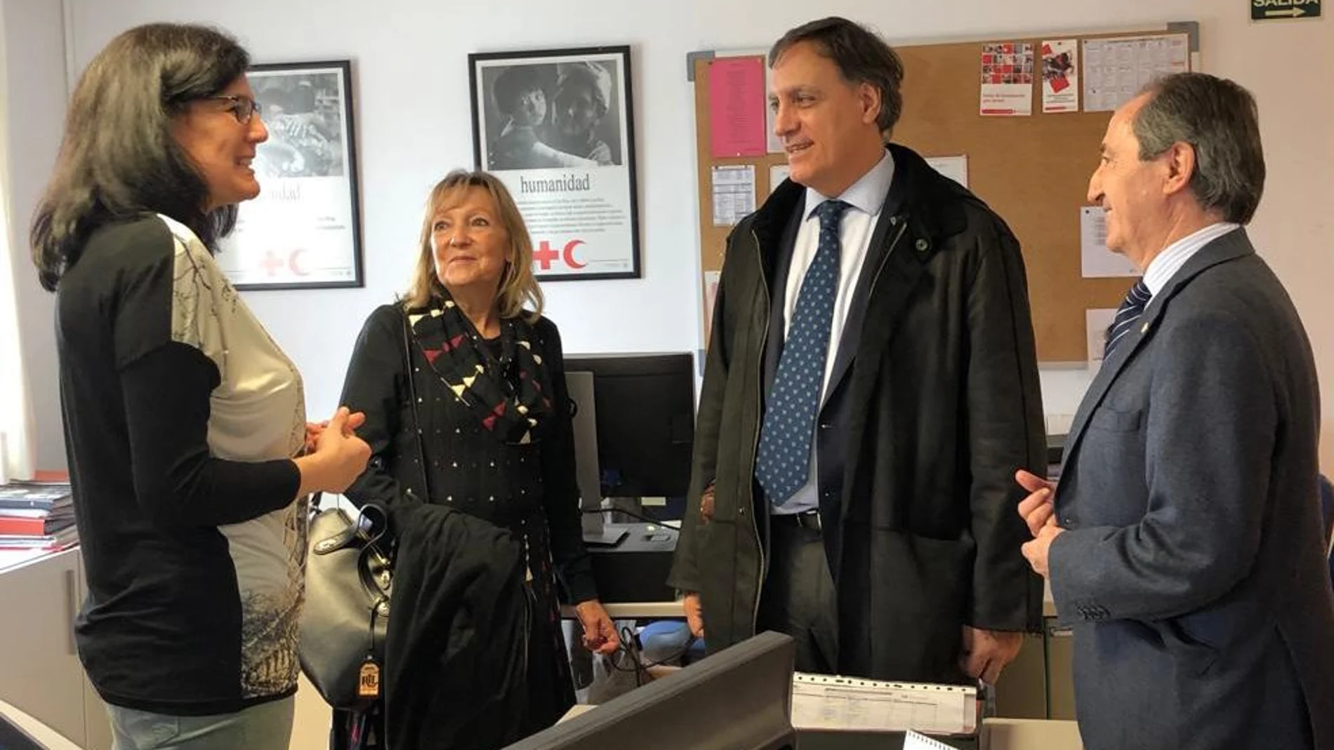 El alcalde, Carlos García Carbayo, visita la sede de Cruz Roja