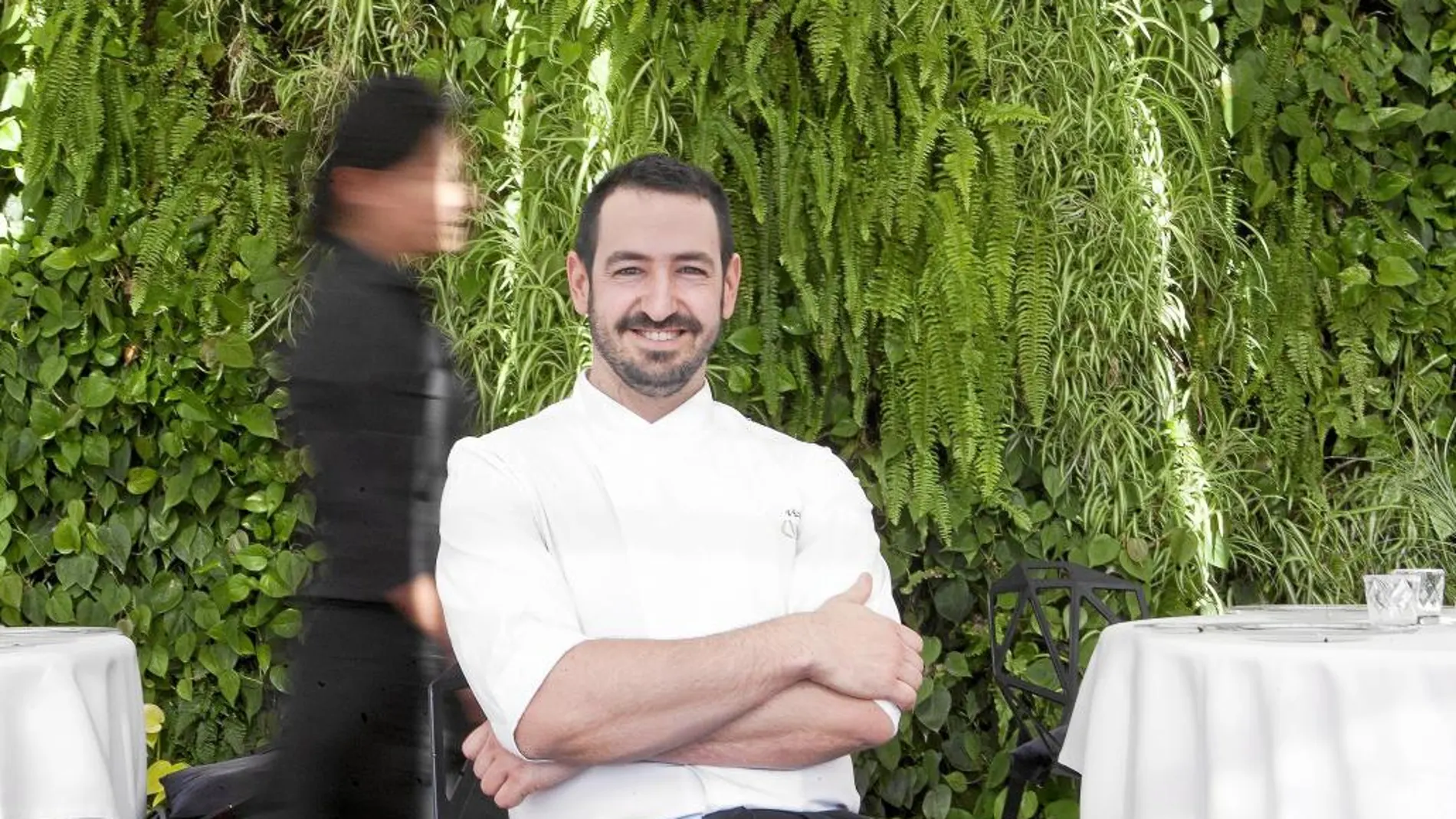 Víctor Ibáñez es el chef de cocina del restaurante de la terraza del hotel Claris.