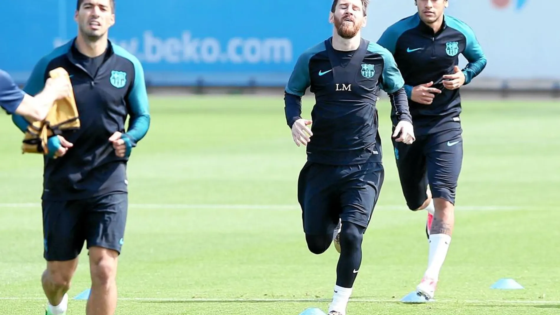 Suárez, Messi y Neymar corren en el entrenamiento de ayer, el último antes de recibir a la Juve