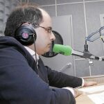 Santiago Talaya delante de un micrófono de Onda Cero