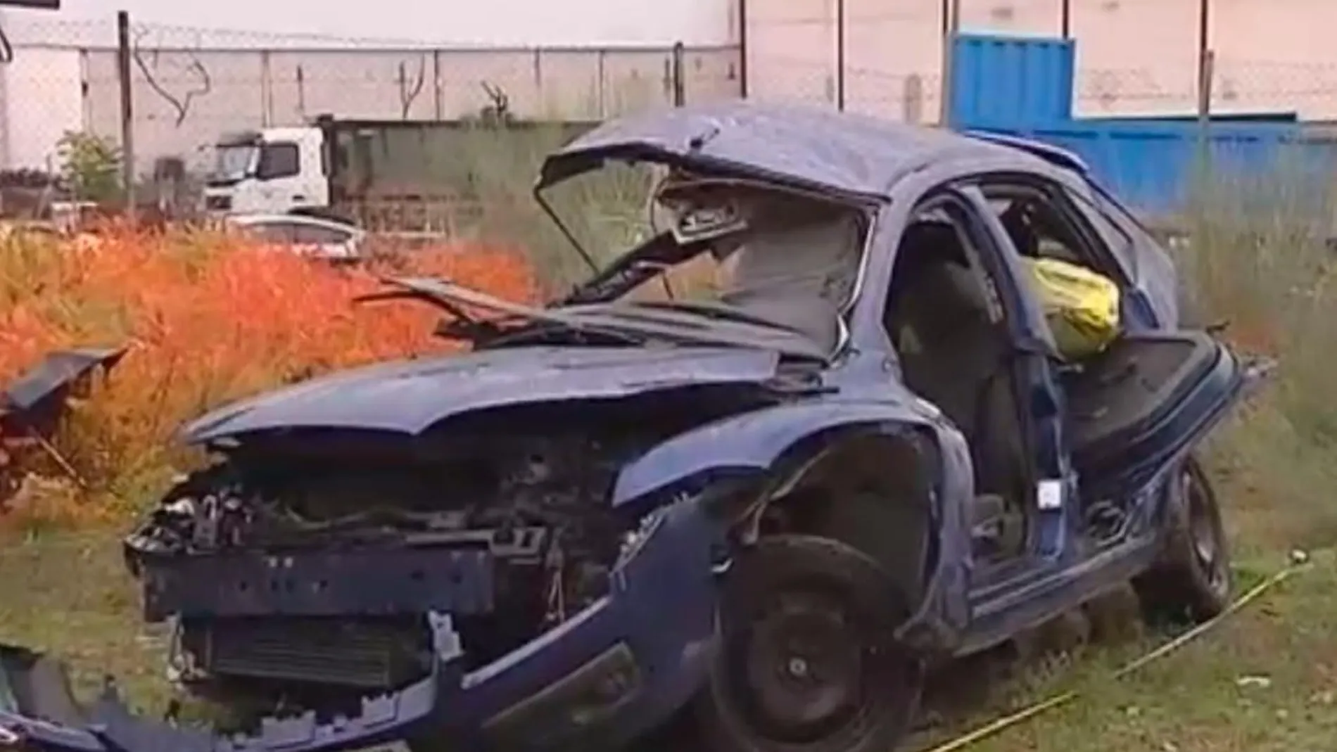 El coche de los fallecidos ha quedado totalmente destrozado/Foto y vídeo: Atlas