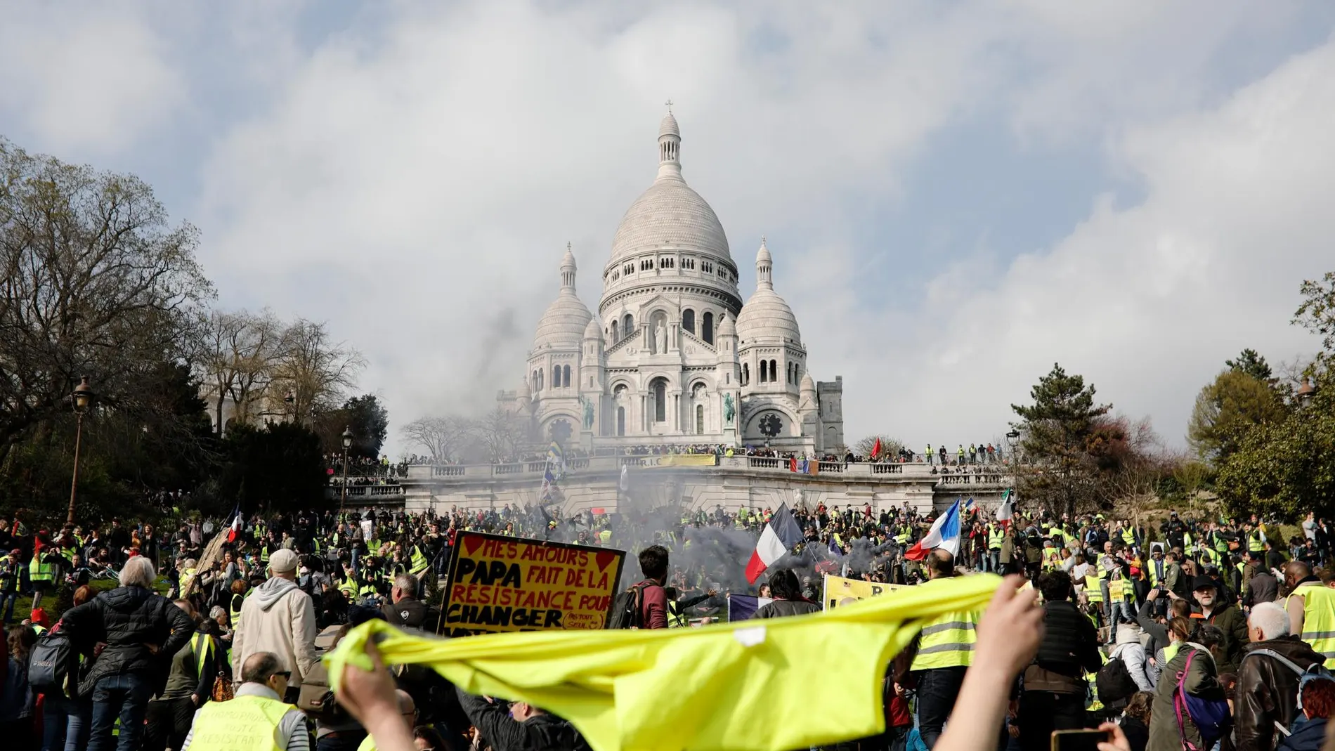 Los chalecos amarillos frente a la basílica del Sagrado Corazón, de París