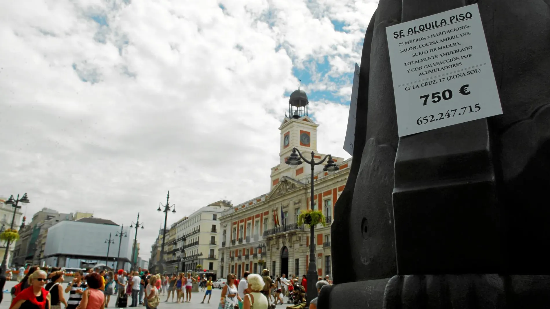 Airbnb actúa de intermediaria para alquilar viviendas entre particulares. En la imagen, la Puerta del Sol de Madrid