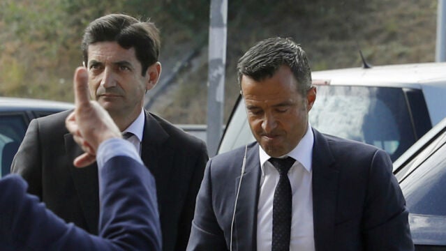 El agente de futbolistas Jorge Mendes (d) a su llegada este martes al Juzgado de Instrucción número 1 de Pozuelo de Alarcón (Madrid)