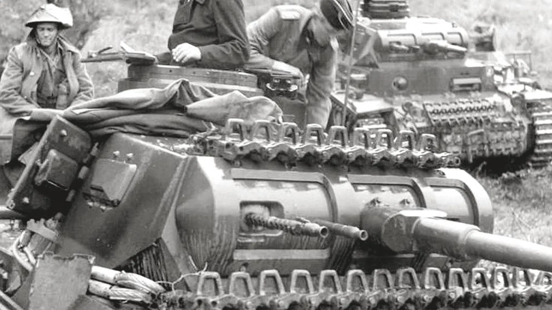 Hermann Balk, coronel del 3. er Regimiento Panzer, con un prisionero neozelandés. Foto: Bundesarchiv