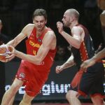 El jugador del equipo nacional de baloncesto español Pau Gasol (i) en acción contra Pierre-Antoine Gillet (d) de Bélgica