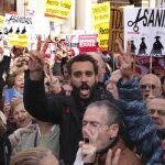 Una reciente protesta contra los recortes sanitarios en Granada, con Jesús Candel «Spiriman» a la cabeza
