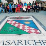 Los vecinos de la localidad sevillana concentrados frente al Ayuntamiento en protesta por los sucesos cometidos por inmigrantes