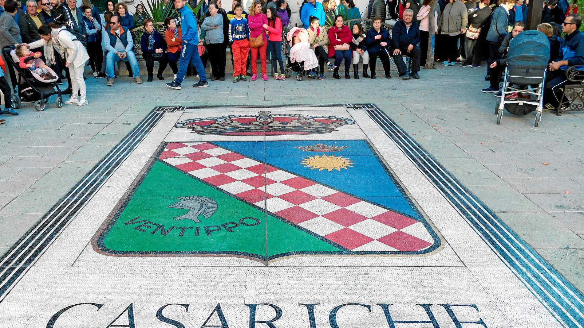 Los vecinos de la localidad sevillana concentrados frente al Ayuntamiento en protesta por los sucesos cometidos por inmigrantes