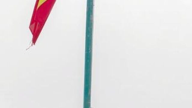 Militares españoles arrían por última vez la bandera en Ludina