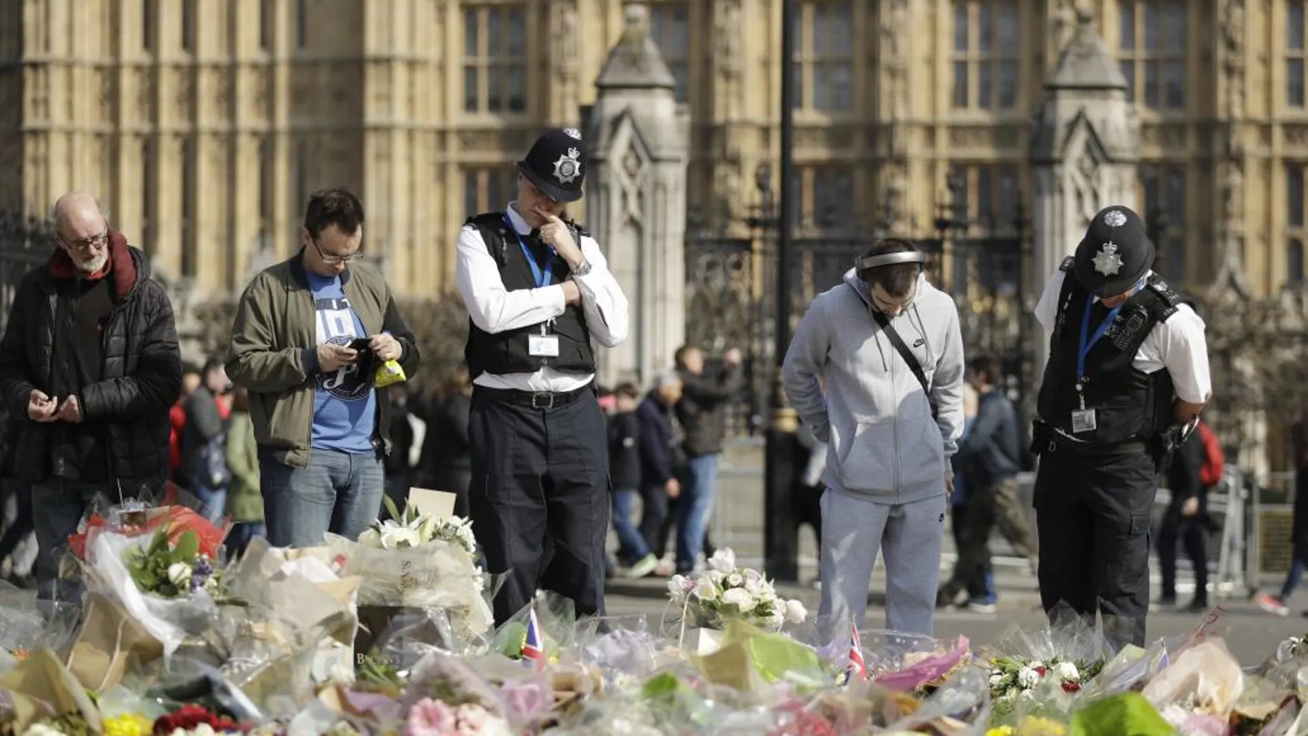 Homenaje a las víctimas en las inmediaciones del Palacio de Westminster