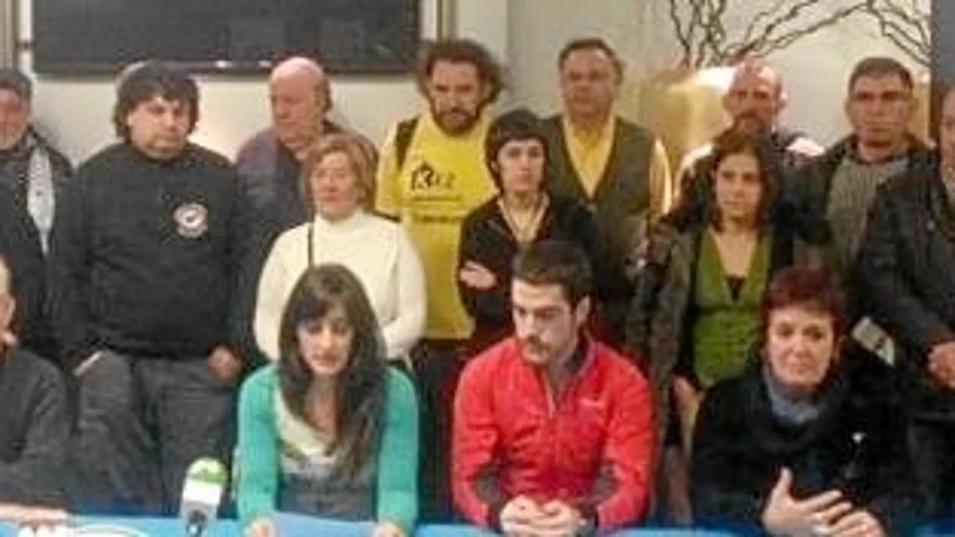 Los miembros de la PAH de Vizcaya Imanol Arnaiz y Adolfo Gómez asistieron en diciembre a una rueda de prensa en favor de la marcha de Herrira, a la que también acudió la coordinadora de STOP Desahucios Vizcaya, Marta Uriarte
