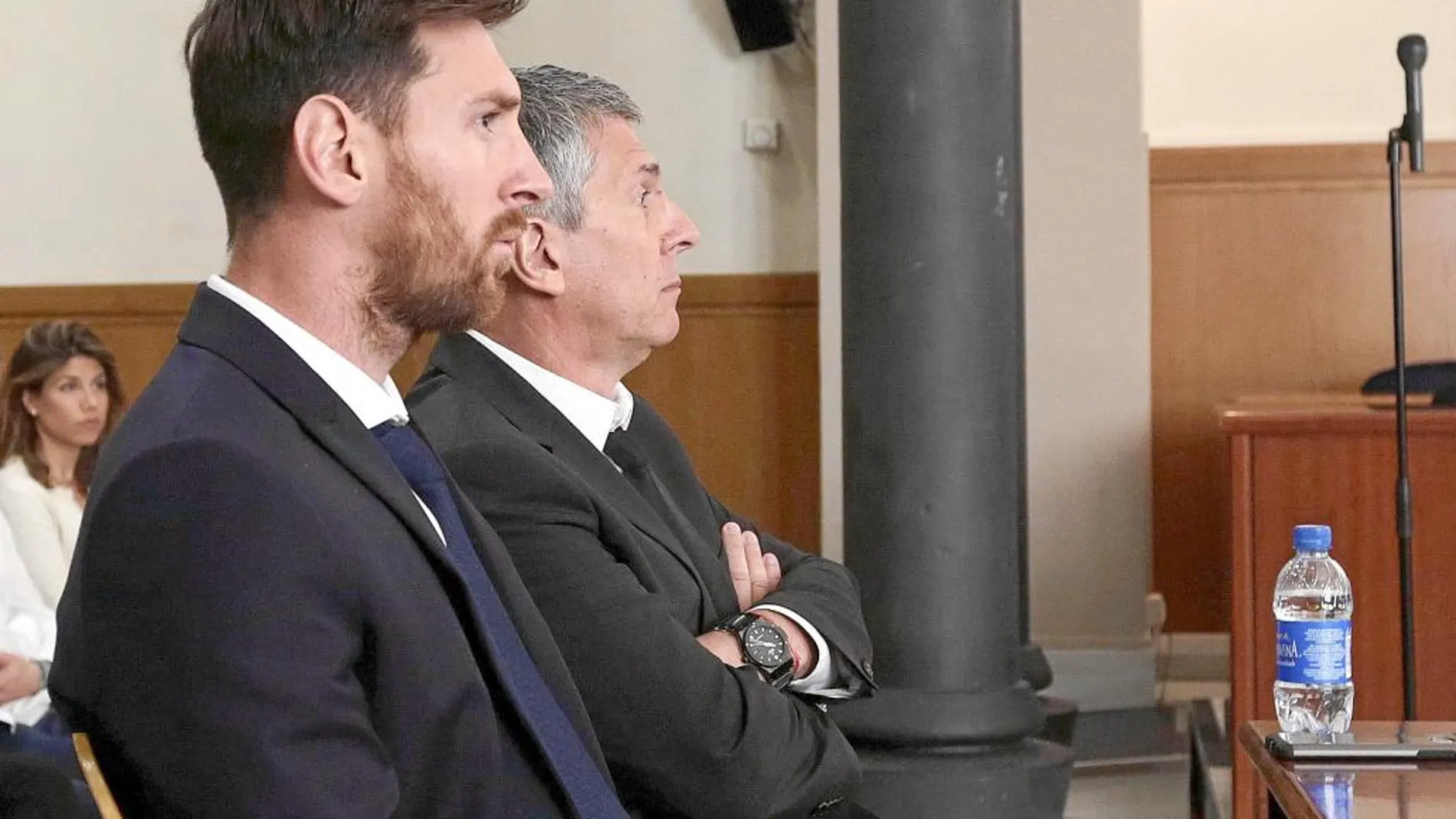 Leo Messi y su padre, Jorge Horacio, en la sala de la Audiencia de Barcelona