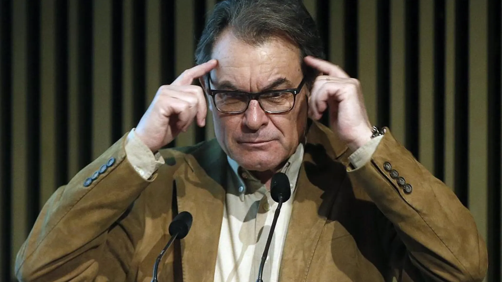 El presidente de CDC, Artur Mas, clausuró esta mediodía la convención nacional de la rama juvenil de CDC, que presentó un documento de propuestas para "romper el hielo"de cara al congreso de la refundación prevista para junio.