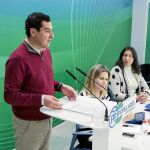 Juanma Moreno, ayer, en la sede del PP andaluz en Sevilla durante una reunión de su partido