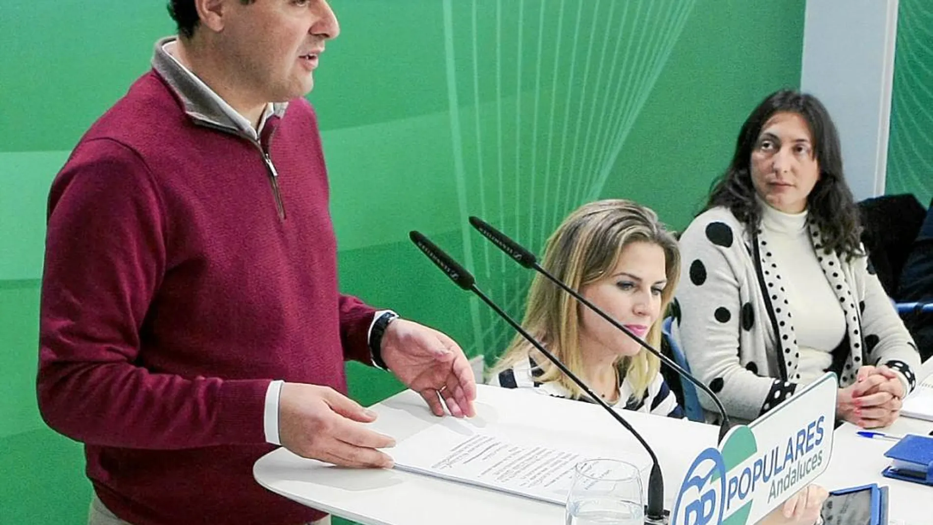 Juanma Moreno, ayer, en la sede del PP andaluz en Sevilla durante una reunión de su partido