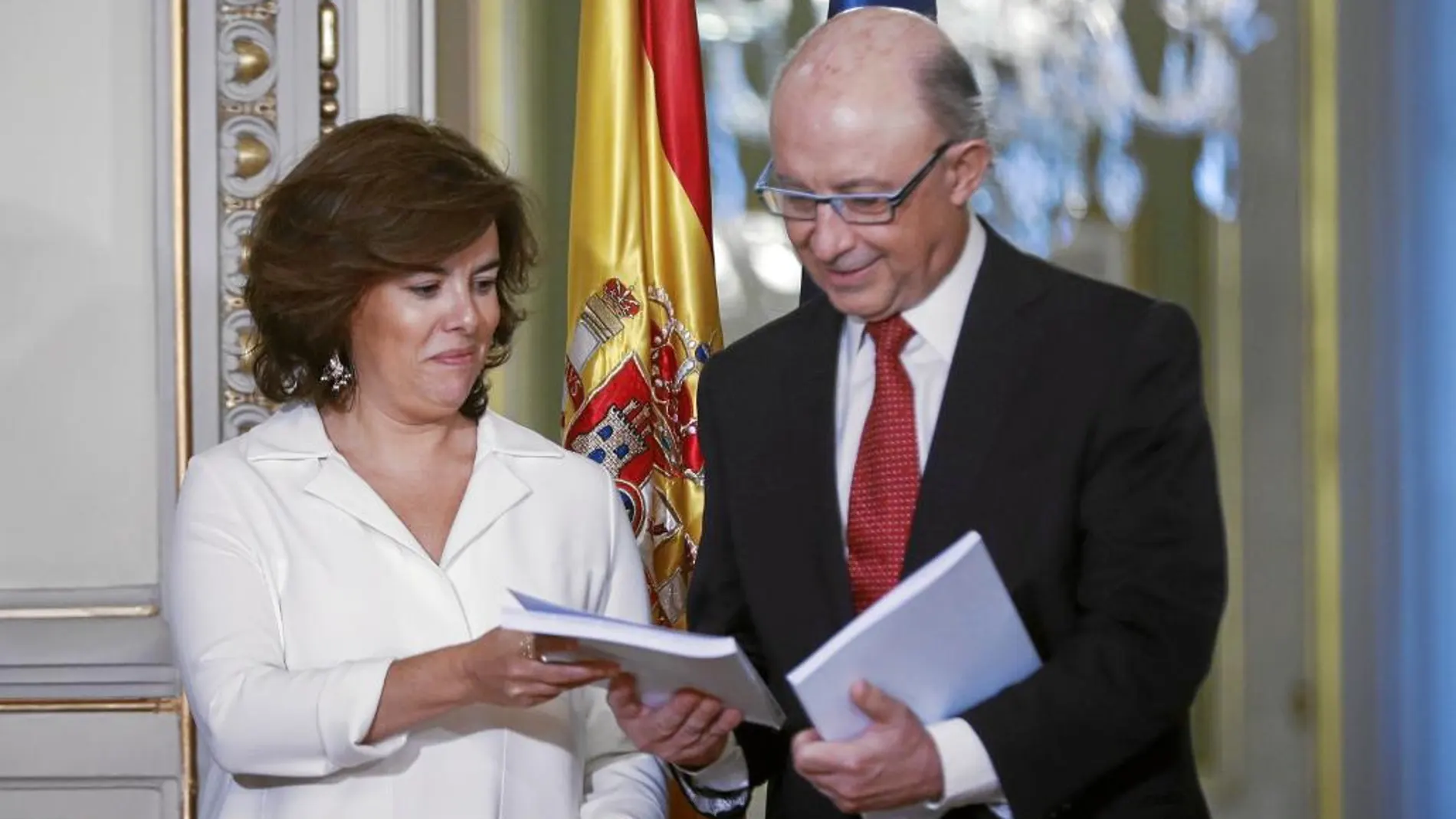 La vicepresidenta del Gobierno, Soraya Sáenz de Santamaría, y el ministro de Hacienda, Cristóbal Montoro, ayer