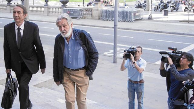 El ex consejero delegado de Adigsa, Josep Antoni Fontdevila, a la derecha, ayer, antes de la sesión del juicio