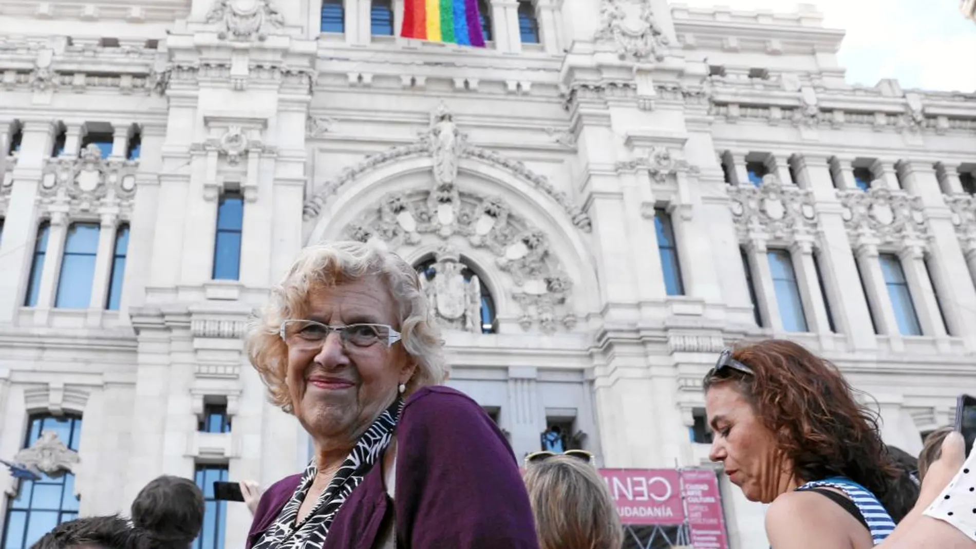 Carmena inauguró ayer la primera bandera del Orgullo gay participativa, que cuenta con 100.000 lazos de colores y 12 metros de largo