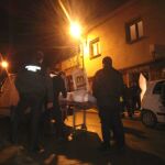 Los sanitarios trasladan el cadáver al depósito