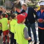 El alcalde de León, Antonio Silván, saluda a algunos de los niños participantes en «Municipalia»