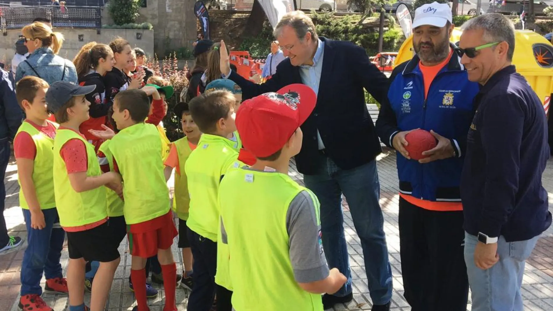 El alcalde de León, Antonio Silván, saluda a algunos de los niños participantes en «Municipalia»