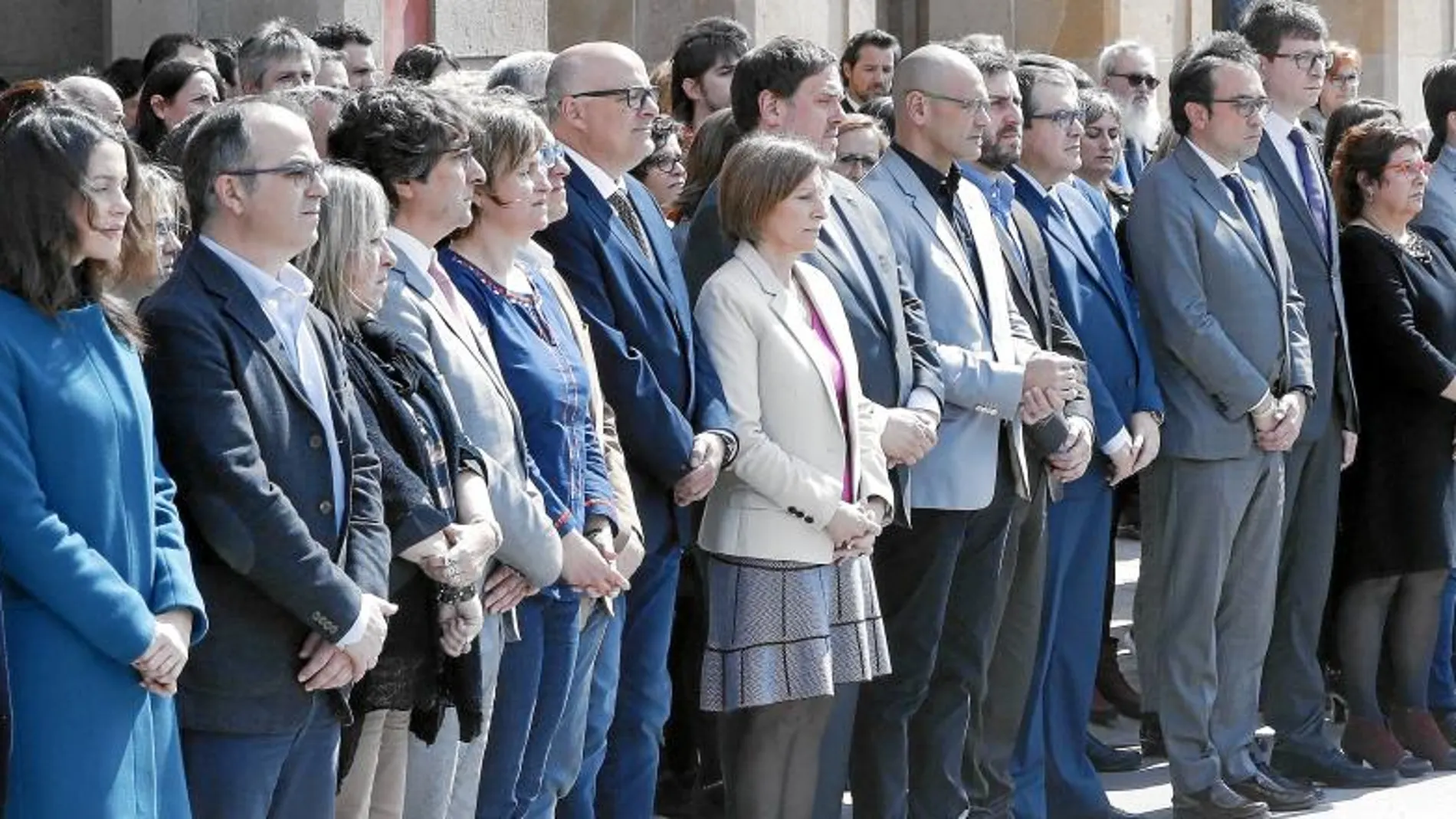 a clase política catalana guardó ayer un emotivo minuto de silencio a las puertas del Parlament en recuerdo de las víctimas del atentado terrorista ocurrido este miércoles en el corazón de Londres. La Mesa del Parlament, los líderes de los propios y varios consellers encabezaron el acto.