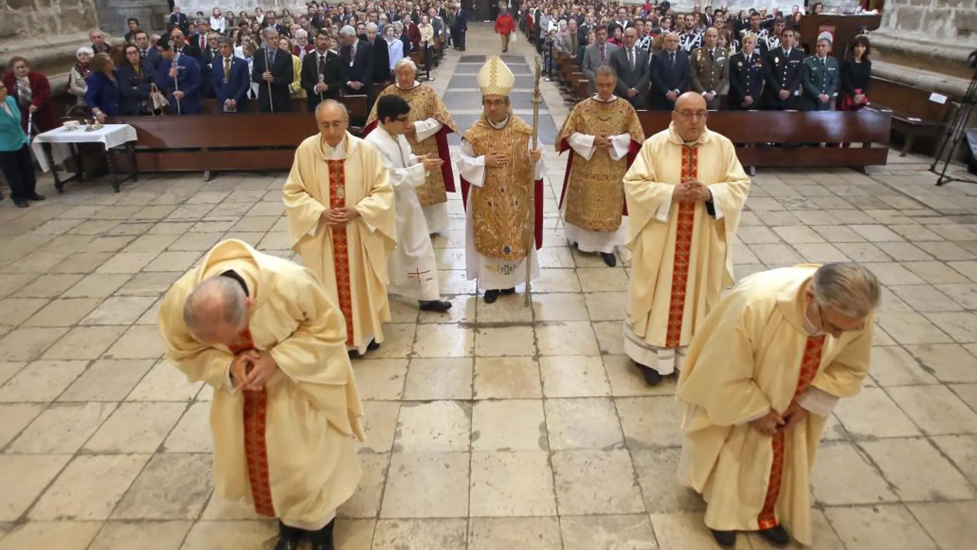 Misa en honor al patrón de Valladolid, San Pedro Regalado, oficiada por el obispo auxiliar de Valladolid, Luis Argüello, ante cientos de fieles