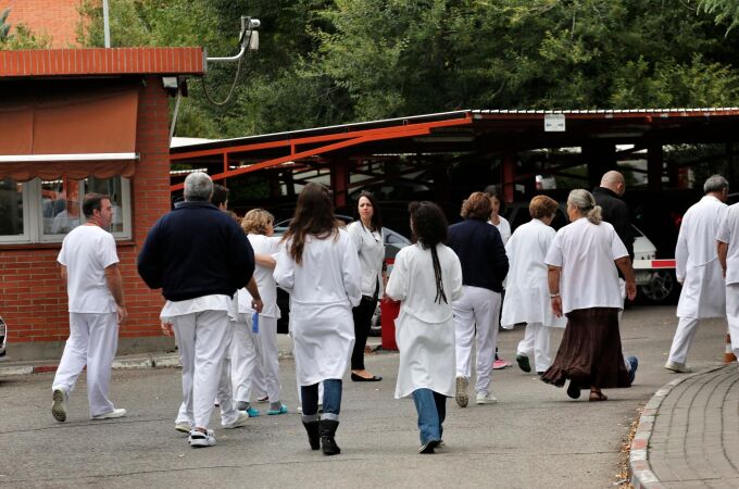 Un grupo de sanitarios protestan contra el aumento de agresiones que sufren