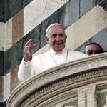 El Papa Francisco salida desde el púlpito de la Catedral de Prato