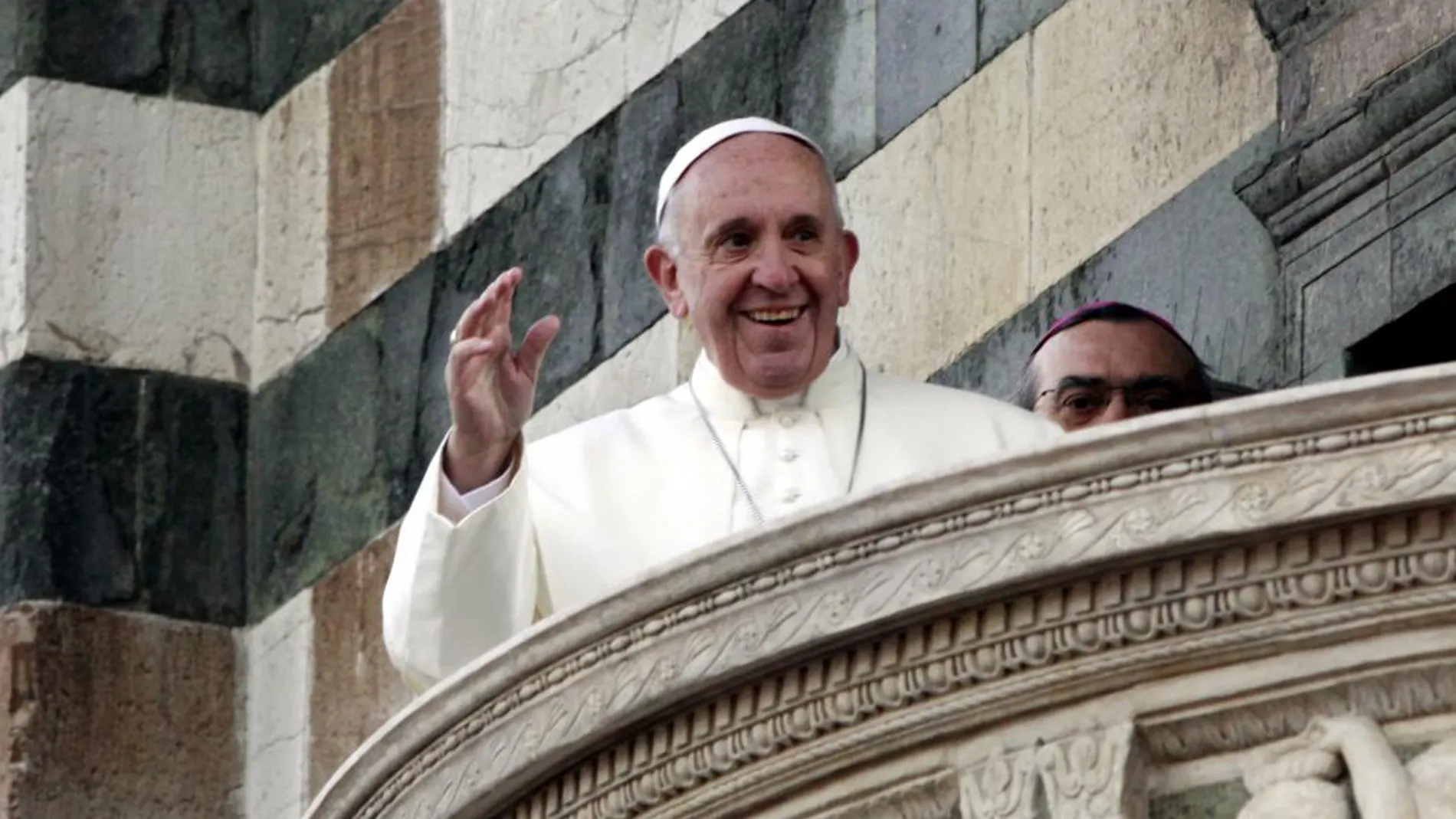 El Papa Francisco salida desde el púlpito de la Catedral de Prato