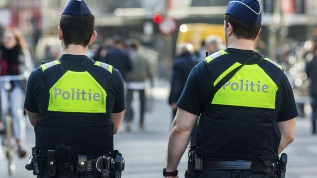 Policías patrullan por la calle Meir, el principal bulevar peatonal de Amberes, donde fue detenido un hombre tras entrar a gran velocidad con su vehículo