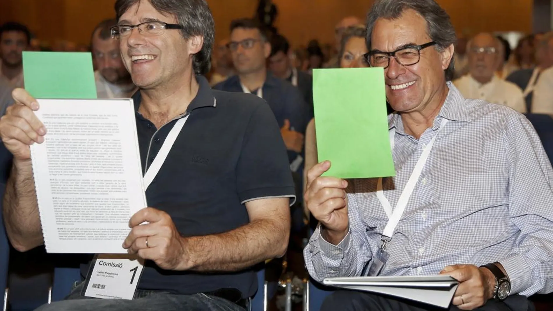 Carles Puigdemont y Artur Mas durante la sesión matutina de la segunda jornada del XVIII Congreso de refundación de CDC.