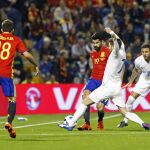 El delantero de la selección española Diego Costa (c) intenta arrebatar el balón centrocampista de Inglaterra Adam Lallana