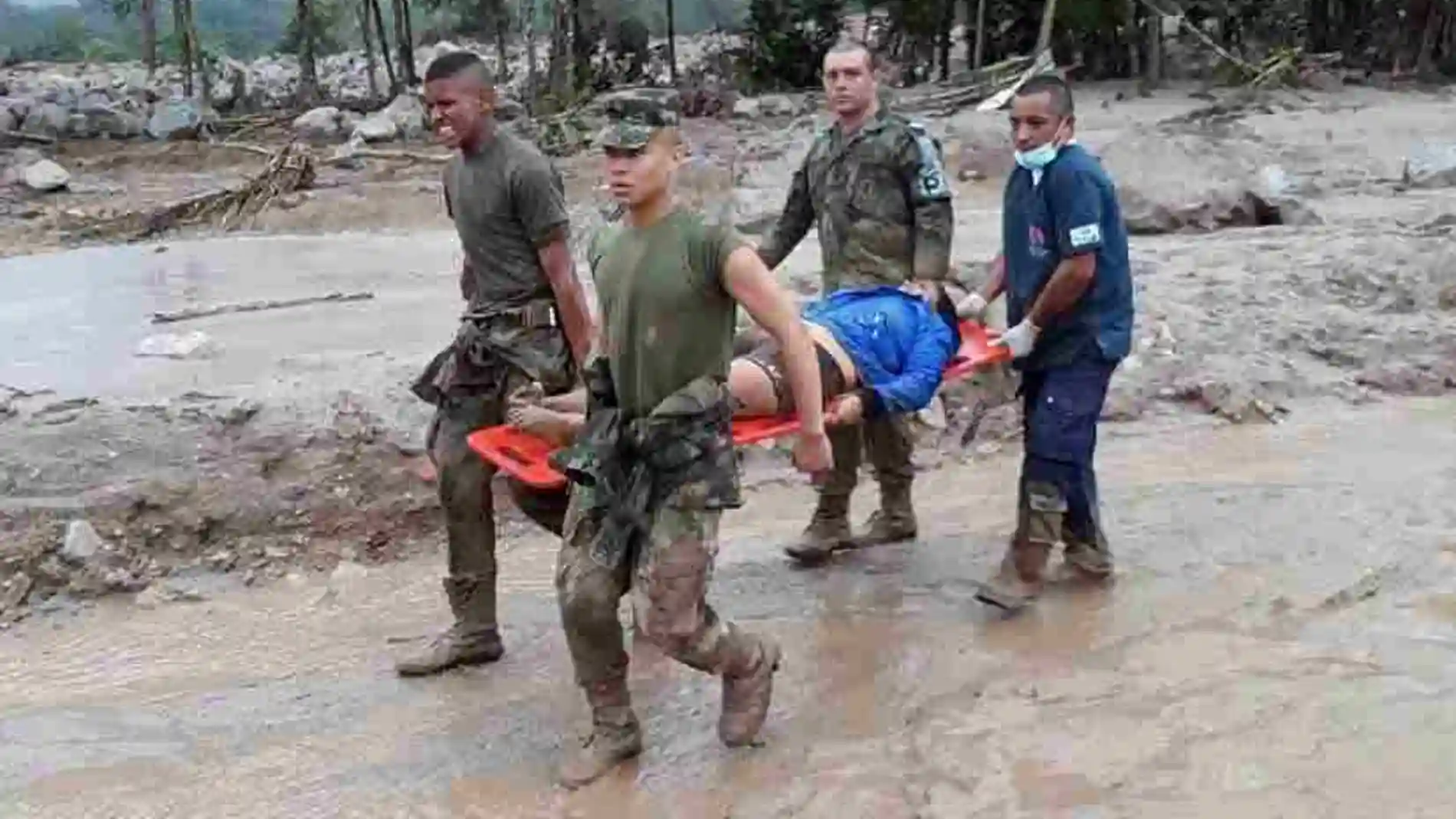 Miembros del Ejército de Colombia ayudan a las víctimas de la avalancha que ha tenido lugar en Mocoa, en la provincia colombiana de Putumayo.