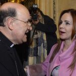 La presidenta de las Cortes, Silvia Clemente, conversa con el arzobispo de Burgos, Fidel Herráez, antes del Pleno