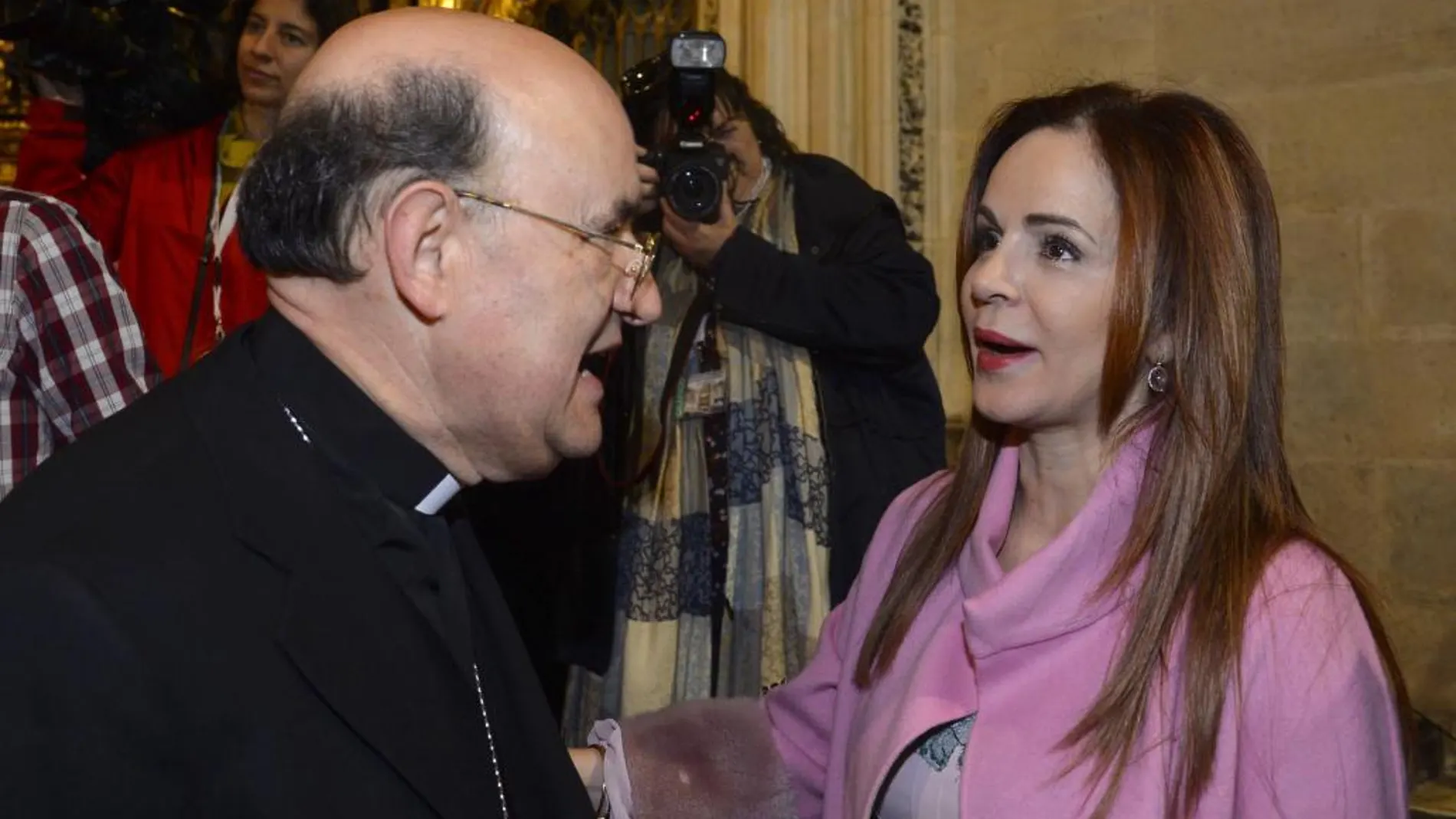 La presidenta de las Cortes, Silvia Clemente, conversa con el arzobispo de Burgos, Fidel Herráez, antes del Pleno