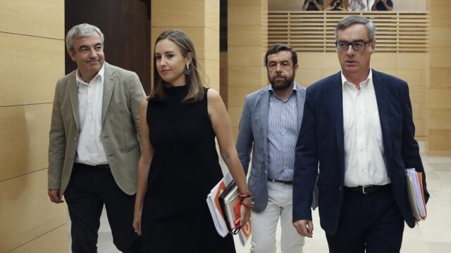 Los integrantes del equipo negociador de Ciudadanos a su llegada esta mañana al Congreso
