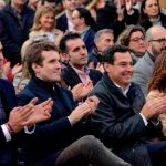 El presidente del PP, Pablo Casado, y el líder del PP de Andalucía, Juan Manuel Moreno, durante el acto en el que se presentó a los candidatos del Partido Popular a las elecciones de Andalucía, en Linares. / Foto: Efe